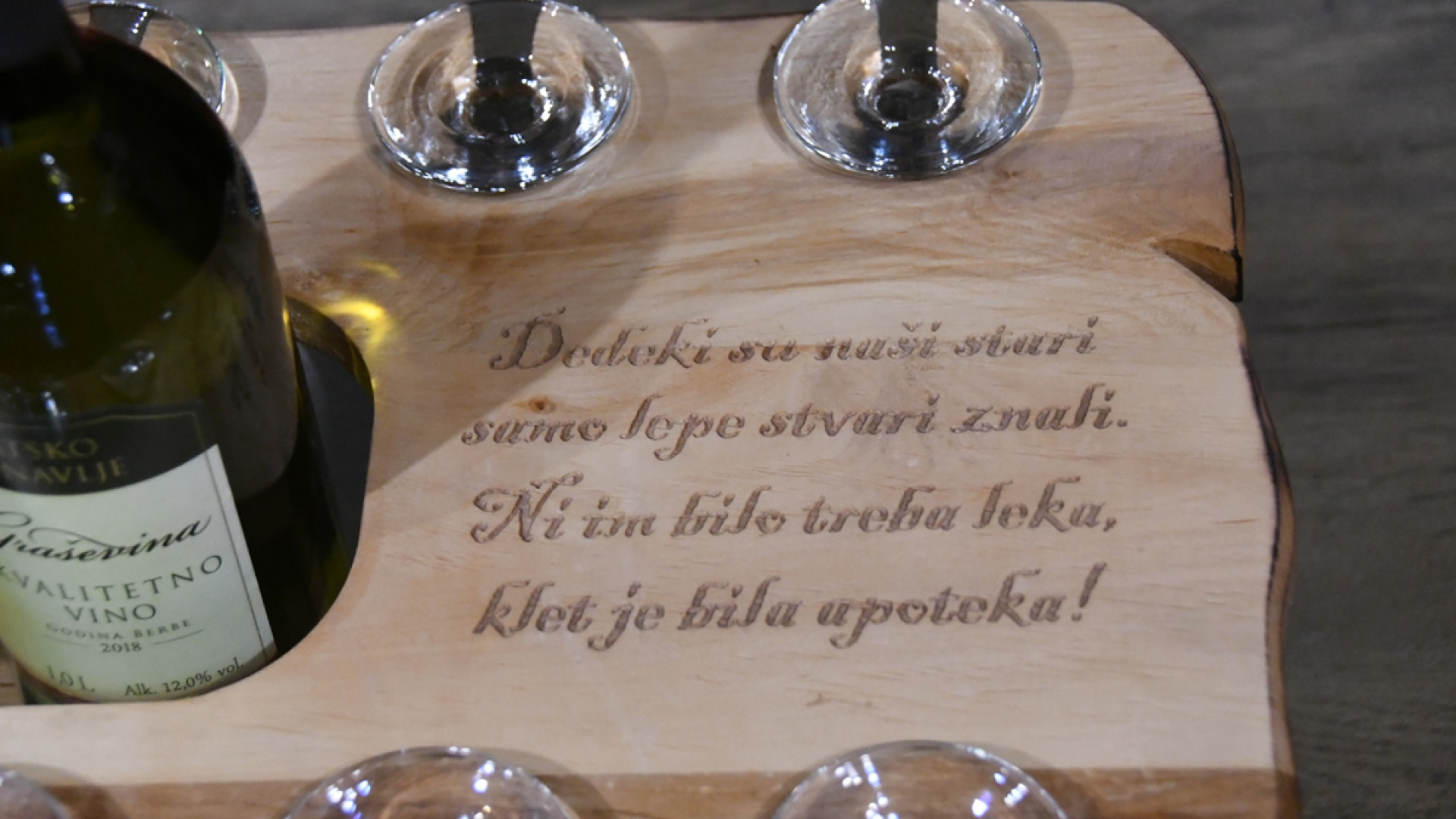 Stalak za čaše - drveni stolić