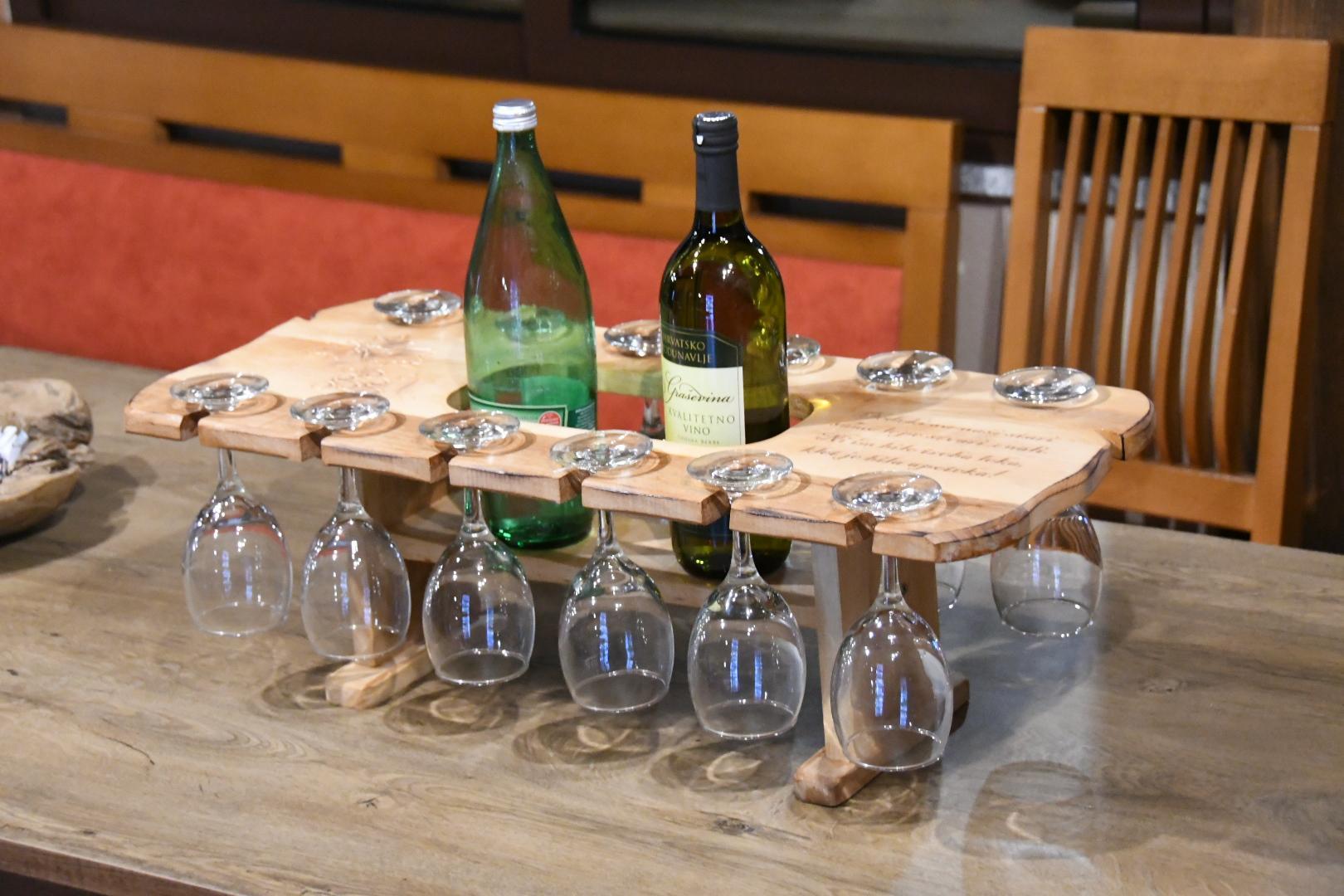 Stalak za čaše - drveni stolić